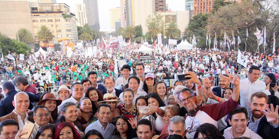 La Jefa de Gobierno (centro), el líder de Morena y seguidores de AMLO, ayer, en el Monumento a la Revolución.