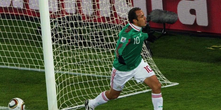 Cuauhtémoc Blanco festeja el gol que anotó con la Selección Mexicana en el Mundial de Sudáfrica 2010.