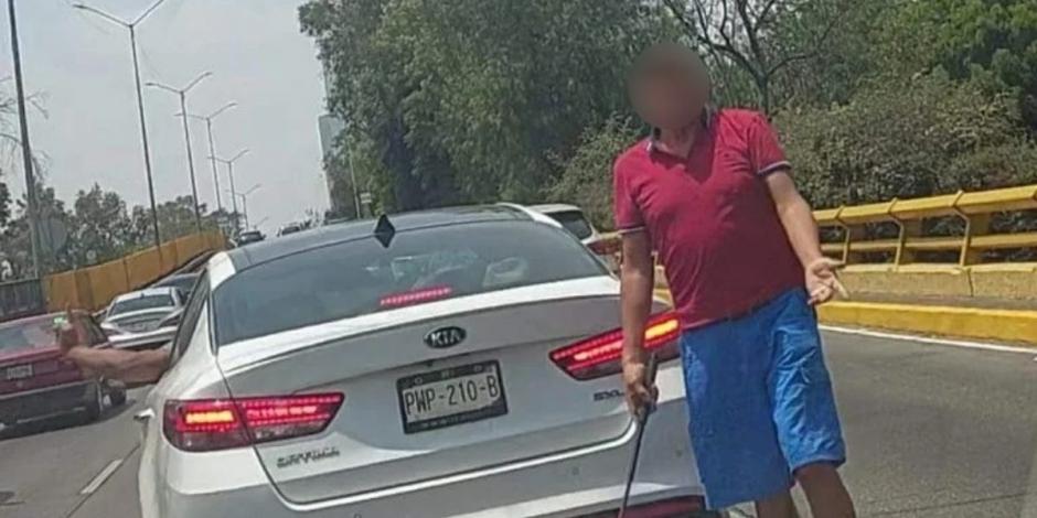 En redes sociales se viralizó un video que muestra el momento en el que uno de los sujetos amedrenta a una familia que circulaba en su automóvil sobre Churubusco.