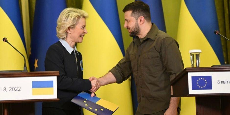 Ursula Von der Leyen otorgó a Zelenski el documento para la candidatura de Ucrania a la Unión Europea.