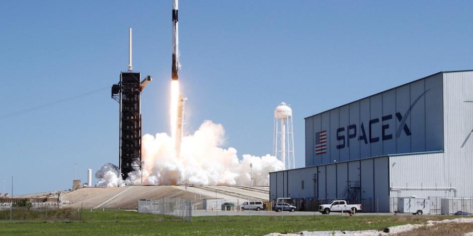 El cohete Falcon 9 despega desde Cabo Cañaveral, Florida, ayer.