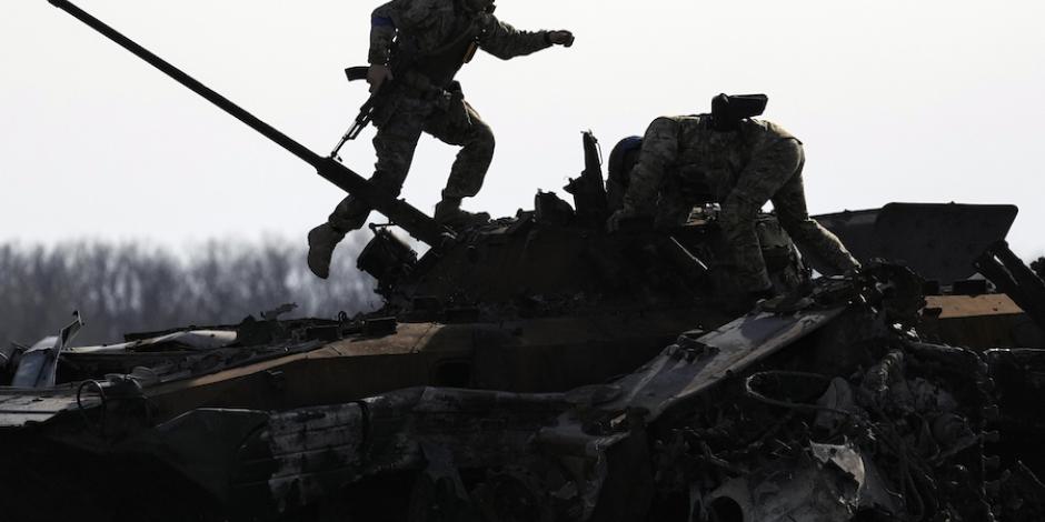 Soldados ucranianos inspeccionan un tanque ruso destruido, el jueves pasado.*Esta columna expresa el punto de vista de su autor, no necesariamente de La Razón.