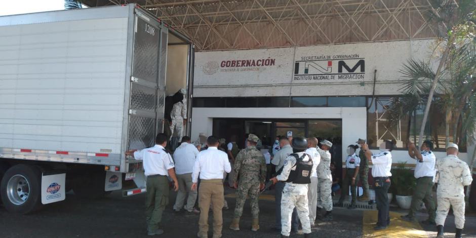 El INM rescató a 61 personas migrantes que se encontraban hacinadas al interior de una cabina de tráiler en Oaxaca