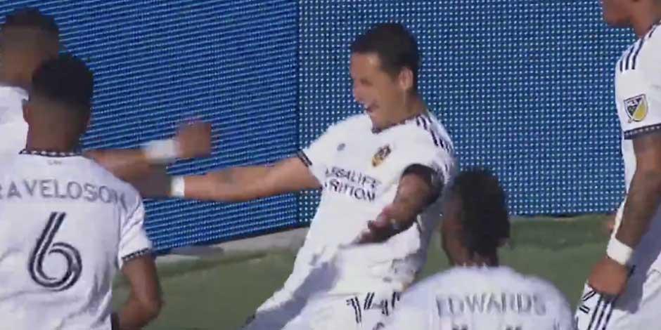 Javier "Chicharito" Hernández festeja su gol en el clásico del tráfico entre LA Galaxy y LAFC