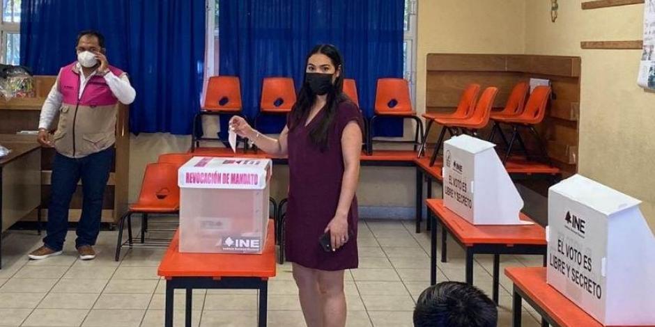 La gobernadora de Colima emitió su voto esta mañana.
