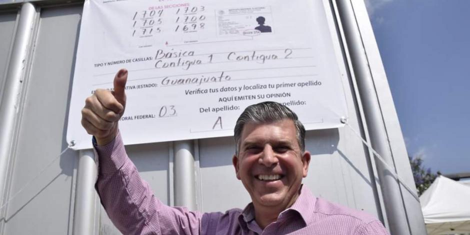 Ricardo Sheffield titular de la Profeco, acude a emitir su voto en el municipio de León, Guanajuato,