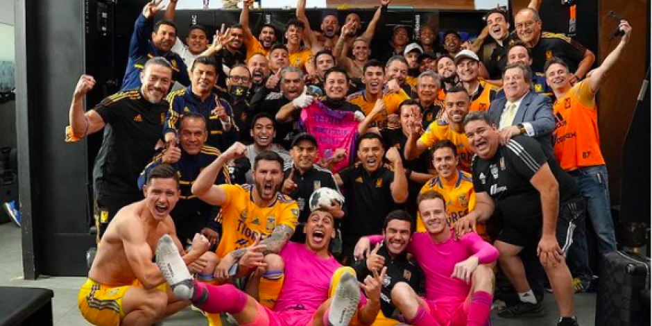 Jugadores de los Tigres celebran una victoria en la Liga MX.
