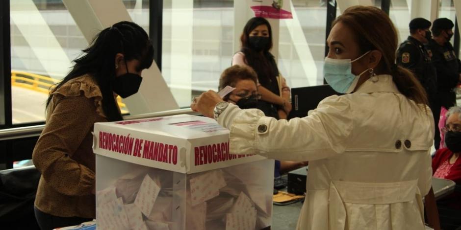 Una mujer ingresa su voto en la urna durante la consulta de revocación de mandato.