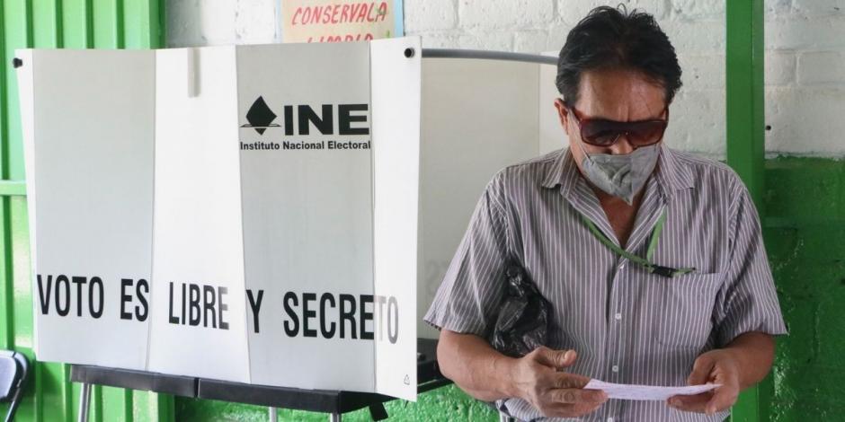 Un ciudadano alejado de su domicilio acude a votar a una de las casillas especiales instaladas por el INE durante la jornada de Revocación de Mandato.