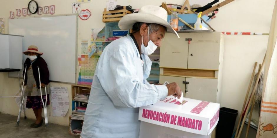 Un adulto mayor emite su voto en la consulta de Revocación de Mandato de la Junta Auxiliar de San Andrés Azumiatla, Puebla.