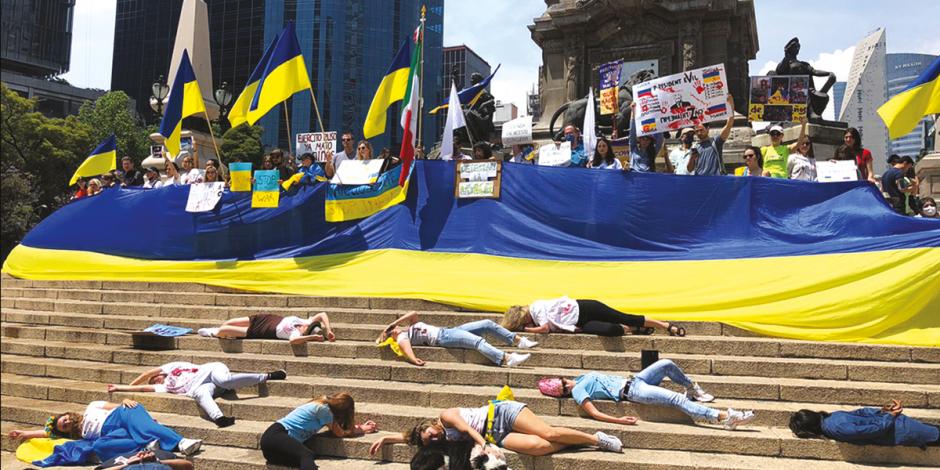 Manifestantes, durante la simulación de los muertos ucranianos, ayer, en el Ángel de la Independencia, en la CDMX.