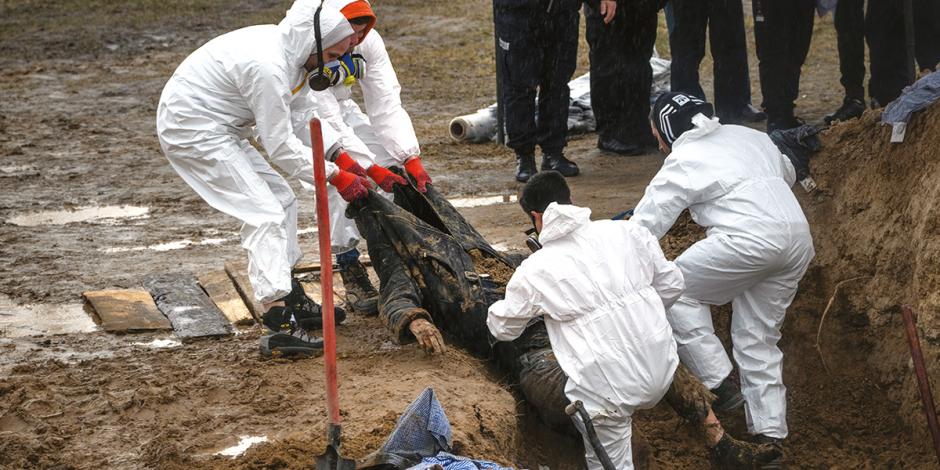 Personal forense recupera cuerpos abandonados en fosas de Ucrania para identificar a las víctimas y la causa de la muerte.