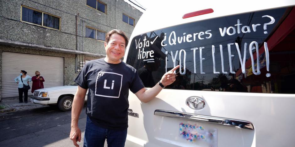 El dirigente nacional de Morena, muestra el mensaje trasero de la camioneta que conducía para trasladar a los votantes a las casillas, ayer.