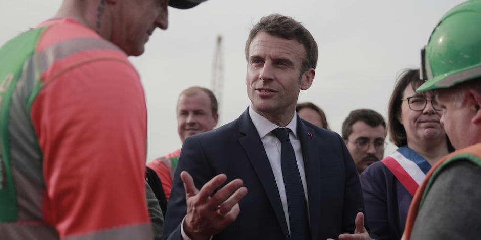 Emmanuel Macron (centro) dialoga con trabajadores de la construcción un día después de la primera vuelta presidencial.