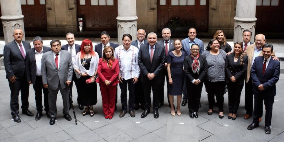 Gobernadores de la 4T, funcionarios y políticos morenistas, tras la reunión que sostuvieron con el Presidente en Palacio Nacional, ayer.