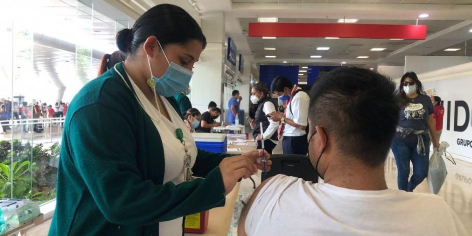 Inicia en Quintana Roo estrategia de vacunación masiva contra COVID-19 a población abierta.