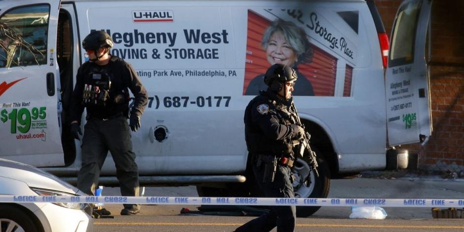 Los agentes del orden investigan una camioneta que, según la policía, está relacionada con el tiroteo en una estación de metro en el distrito de Brooklyn de la ciudad de Nueva York.