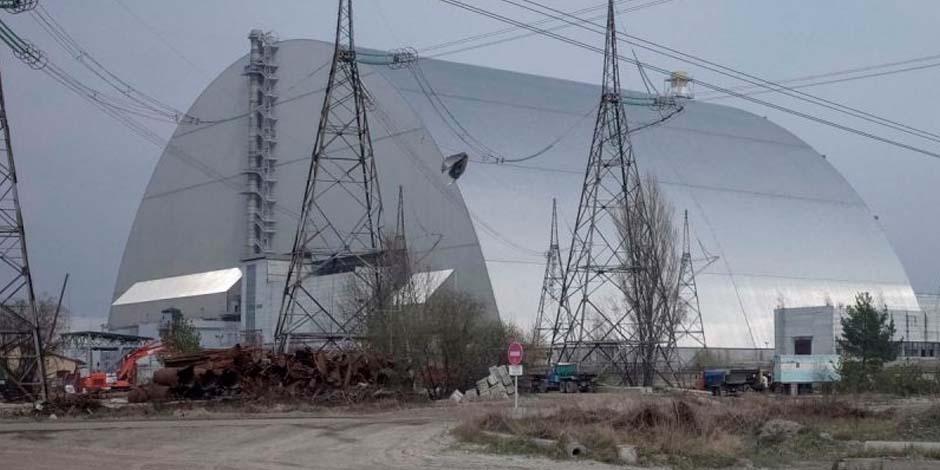 El reactor en Chernobyl está cubierto para contener la contaminación radiactiva tras la catástrofe nuclear de 1986