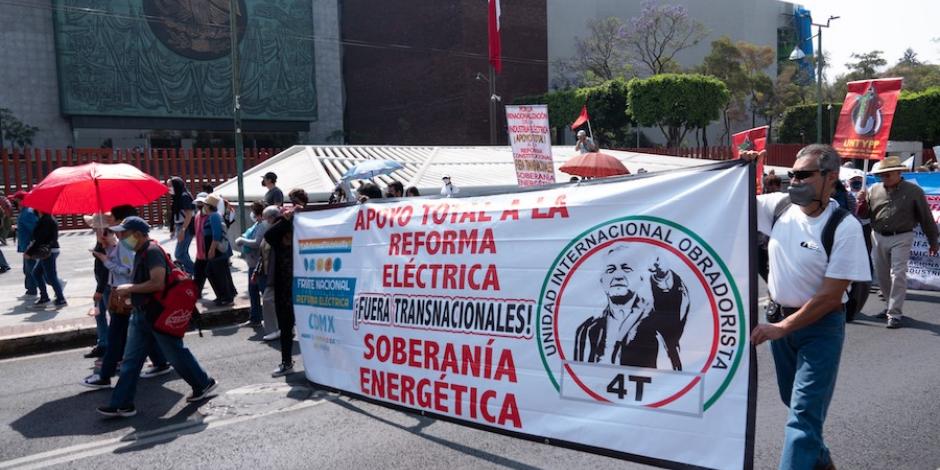 Manifestantes a favor de la Reforma Eléctrica marcharon ayer, frente a la Cámara de Diputados.