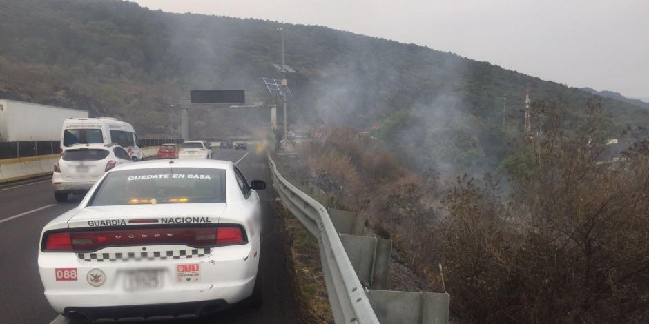 Incendio forestal en la México-Cuernavaca generó caos vial; se reportó una fila de autos de hasta 12 kilómetros.