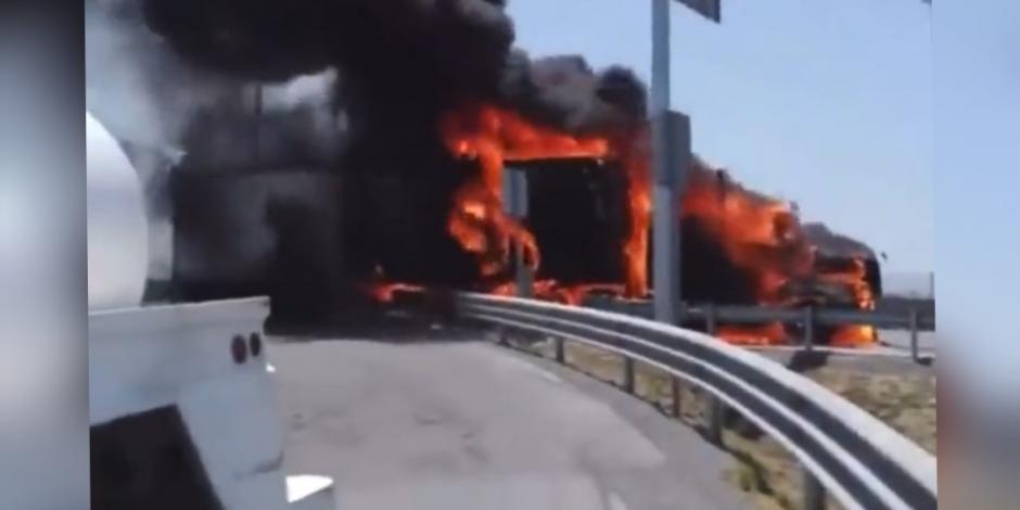 Por su seguridad, transportistas retiraron el bloqueo del puente Reynosa-Pharr tras quema de unidades.