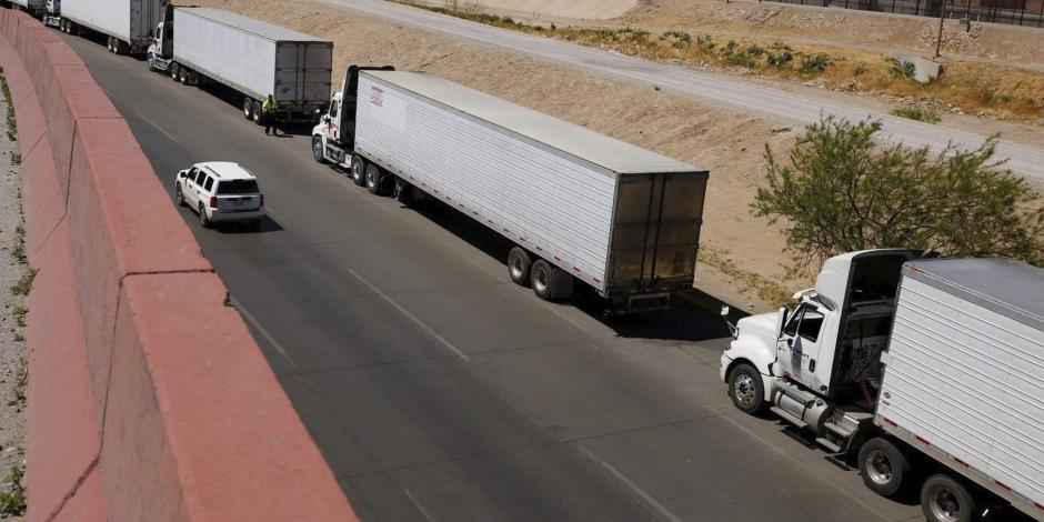 Abbott amenaza con reinstalar inspecciones a transportes en la frontera.