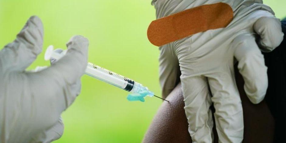 Un trabajador de la salud administra una dosis de una vacuna Pfizer COVID-19