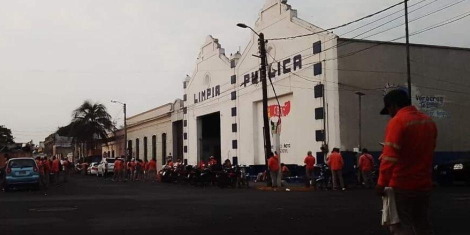 Trabajadores sindicalizados de Limpia Pública en Veracruz se manifestaron contra la decisión de Patricia Lobeira.