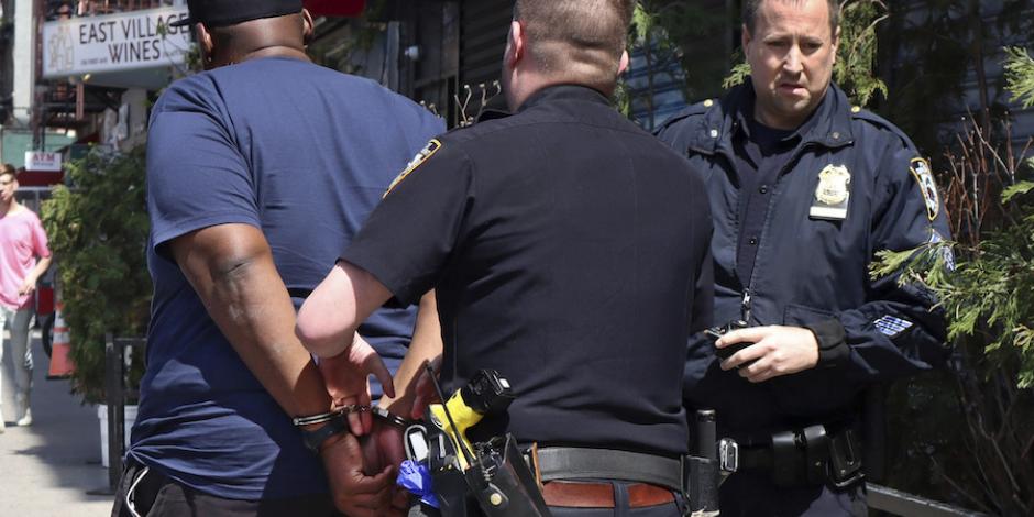 Policías resguardan al hombre detenido en Manhattan.