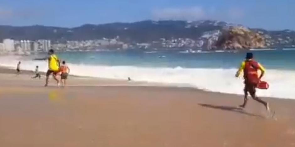 Salvavidas rescataron a cuatro turistas de morir ahogados en dos incidentes aislados en playas de Acapulco.