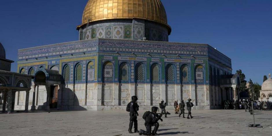 Efectivos de las fuerzas de seguridad de Israel toman posiciones durante enfrentamientos con palestinos en el recinto de la mezquita de Al Aqsa, en la Ciudad Vieja de Jerusalén, el 15 de abril de 2022