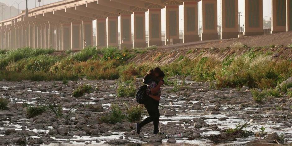 Migrante cruza Río Bravo en la frontera en Juárez