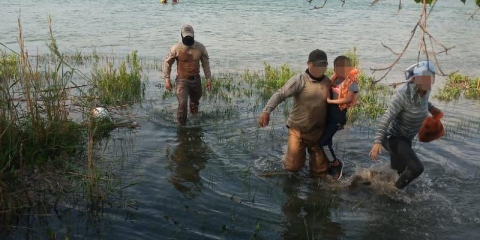 El INM rescató a un menor de edad y a una mujer adulta, provenientes de Cuba, que se encontraban varados en el Río Bravo