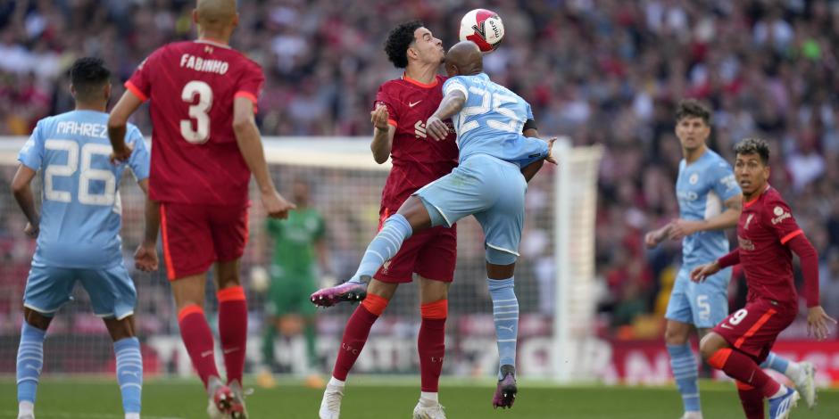 Curtis Jones, del Liverpool, pelea por el balón con Fernandinho, del Manchester City, durante la semifinal de la FA Cup.