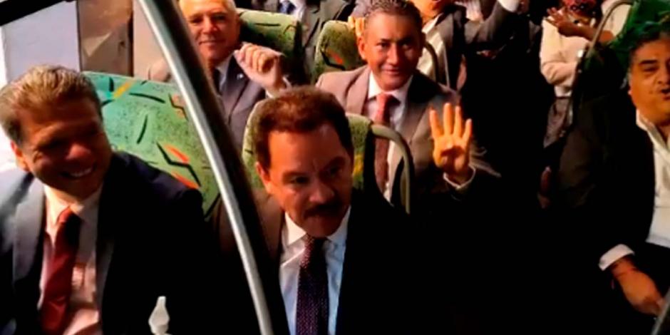 Diputados de Morena en un autobús; al frente, su coordinador, Ignacio Mier Velazco