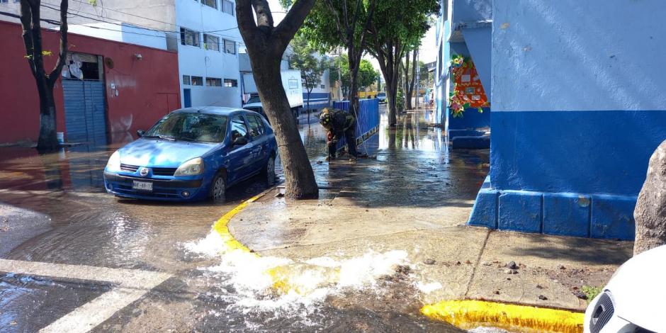 Fugas de agua encharcan el centro de Azcapotzalco