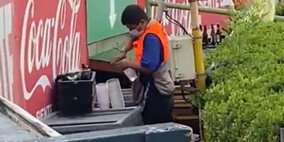 Captan a vendedor rebajando cerveza con agua en el Tigres vs Toluca de la Liga MX