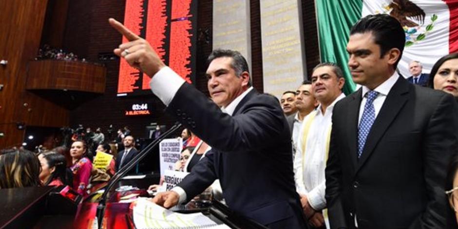 Alejandro Moreno, dirigente nacional del PRI (al centro).