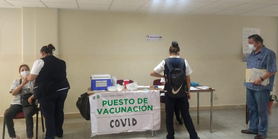 Varios capitalinos acudieron a recibir su refuerzo al Centro de Salud T-III México-España, ayer.