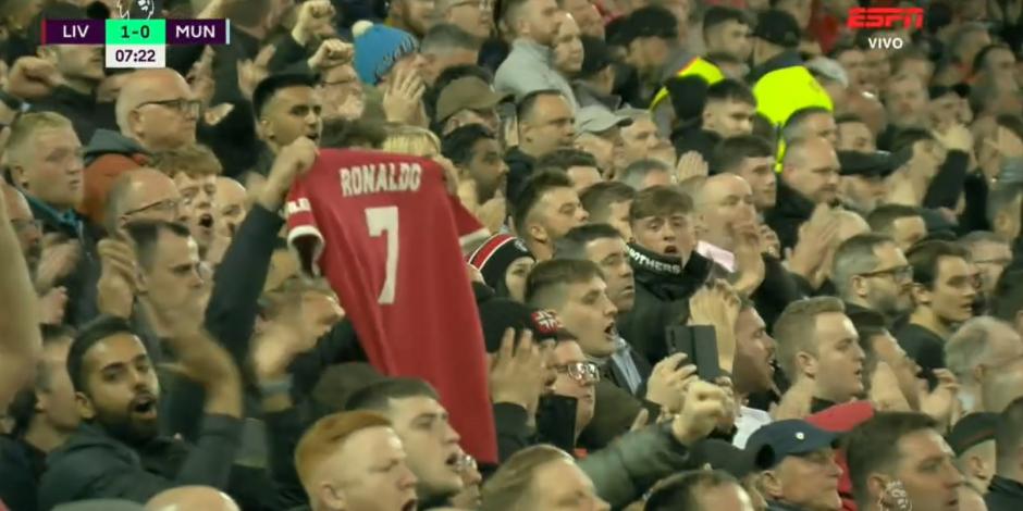 La afición del Liverpool aplaudió y cantó el 'You'll Never Walk Alone​' en memoria de uno de los gemelos de Cristiano Ronaldo que falleció