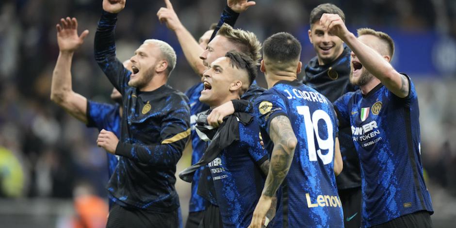 Futbolistas del Inter celebran el triunfo de ayer y su pase a la final del certamen.