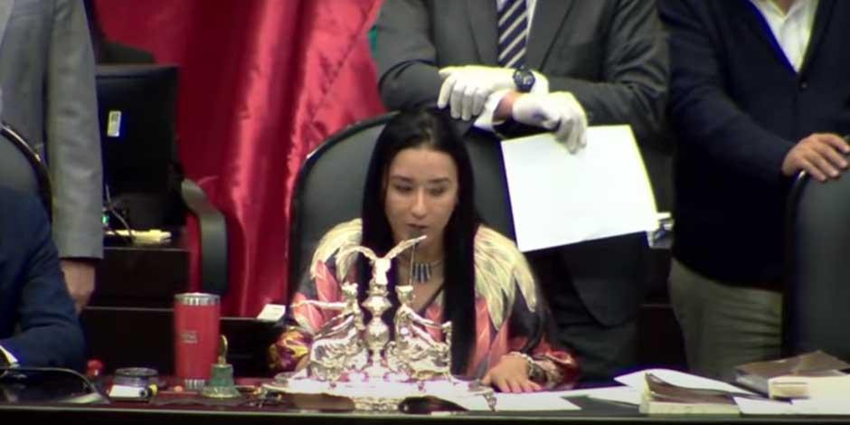 En la imagen, el momento en que la presidenta en turno, Karla Yuritzi Almazán, levantó la sesión