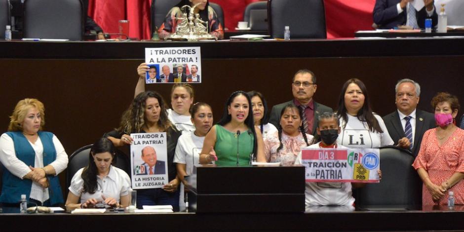 Morenistas presentaron cartulinas con fotos de los diputados que votaron en contra de la Refoma Eléctrica, ayer.