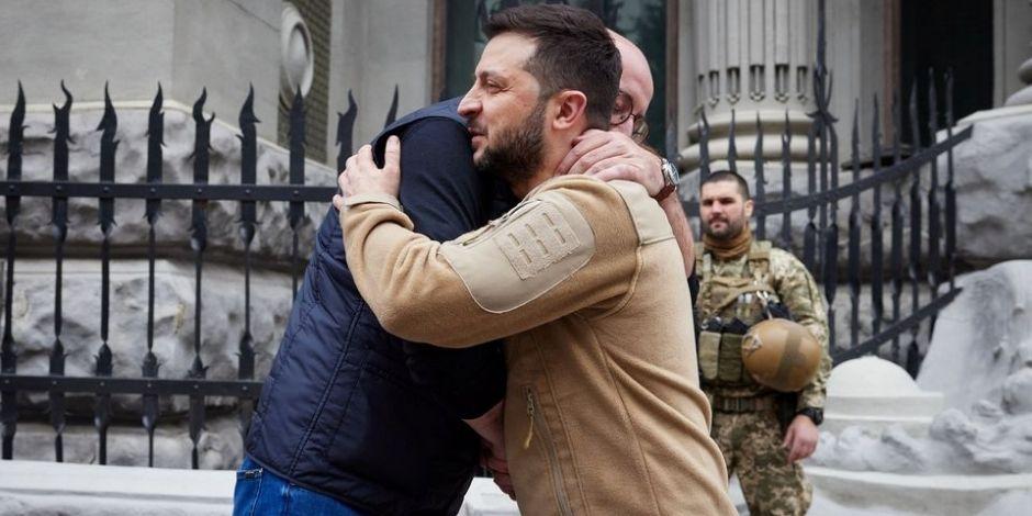 Charles Michel y Volodimir Zelenski se abrazan antes de su reunión en Kiev, Ucrania.
