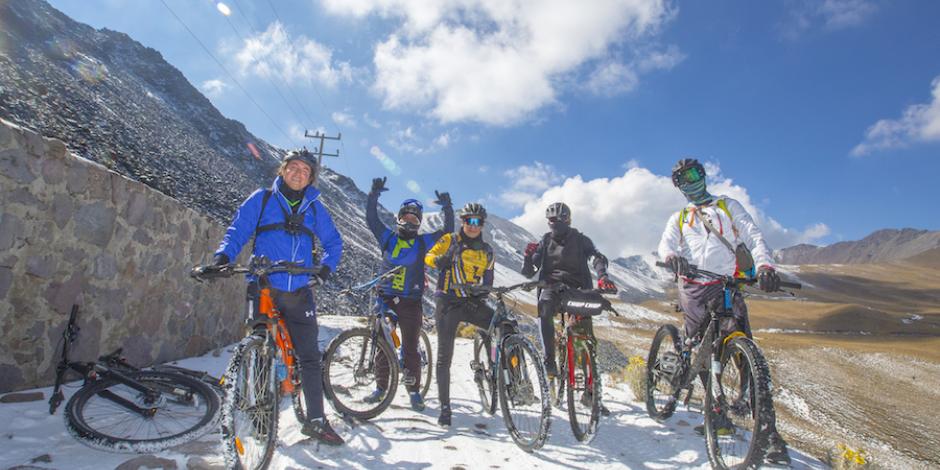 Un grupo de turistas, durante un viaje en bicicleta al Nevado de Toluca.