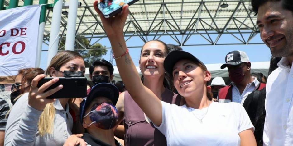 Ciudadanos se toman una selfie con la Jefa de Gobierno, tras el evento realizado en la alcaldía Gustavo A. Madero, ayer.