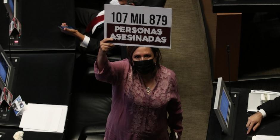 La panista Xóchitl Gálvez protesta, ayer, durante la sesión.