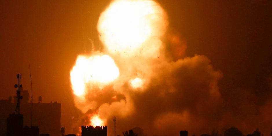 Las llamas y el humo se elevan durante los ataques aéreos israelíes en el sur de la Franja de Gaza.
