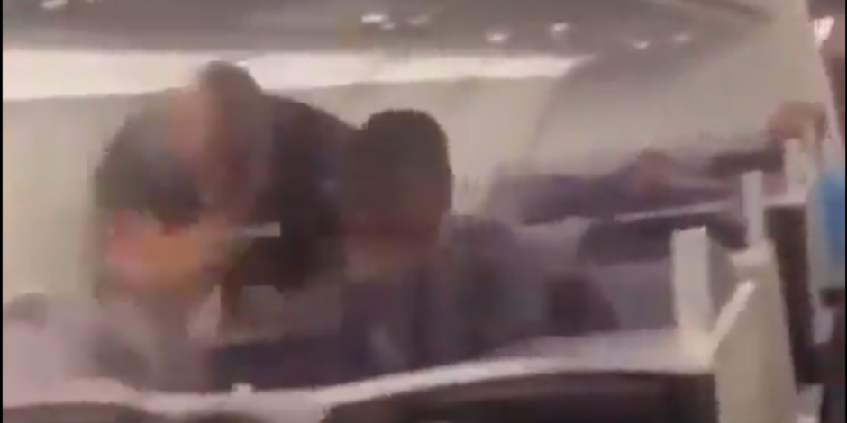 Mike Tyson agredió a una persona en un avión.