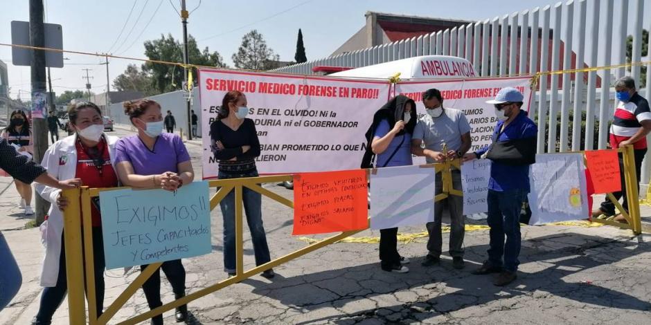 Peritos se manifiestan a las afueras de la Procuraduría General de Justicia de Hidalgo